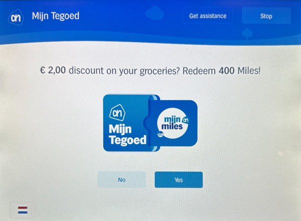 Prompt screen at Albert Heijn checkout offering direct cash discount redemption through Dutch Airmiles, illustrating easy savings on everyday purchases with the Airmiles program.