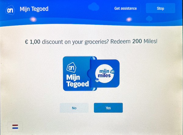 Prompt screen at Albert Heijn checkout offering direct cash discount redemption through Dutch Airmiles, illustrating easy savings on everyday purchases with the Airmiles program.